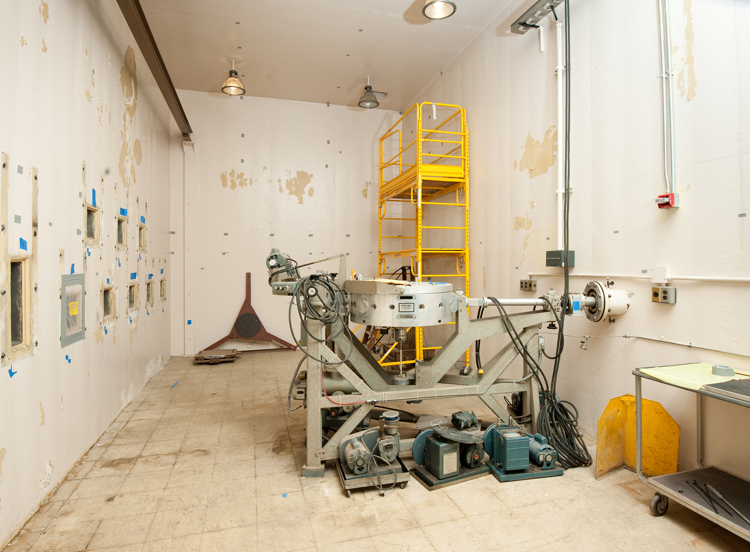 Empty room with beam splitter.