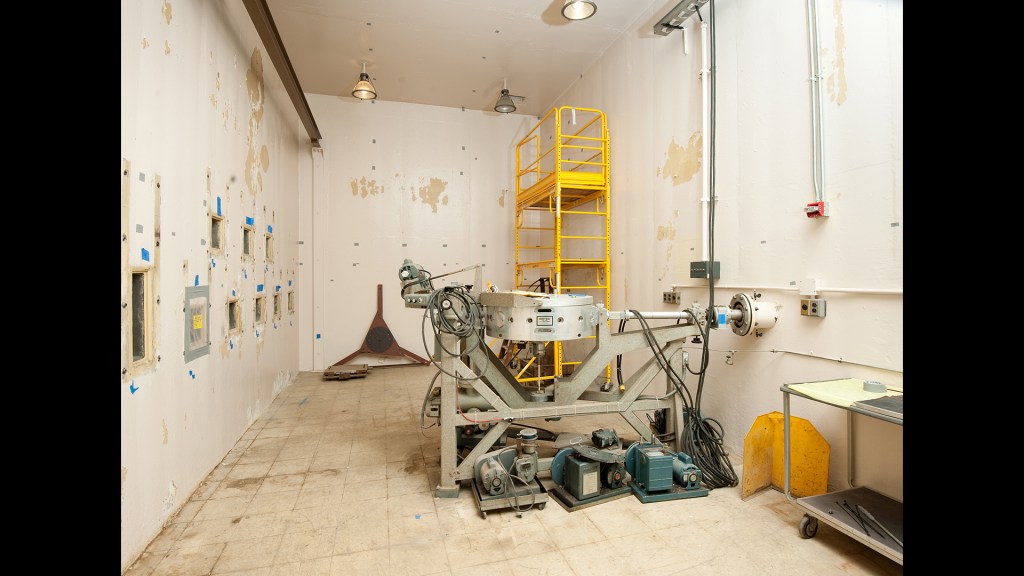 Empty room with beam splitter.