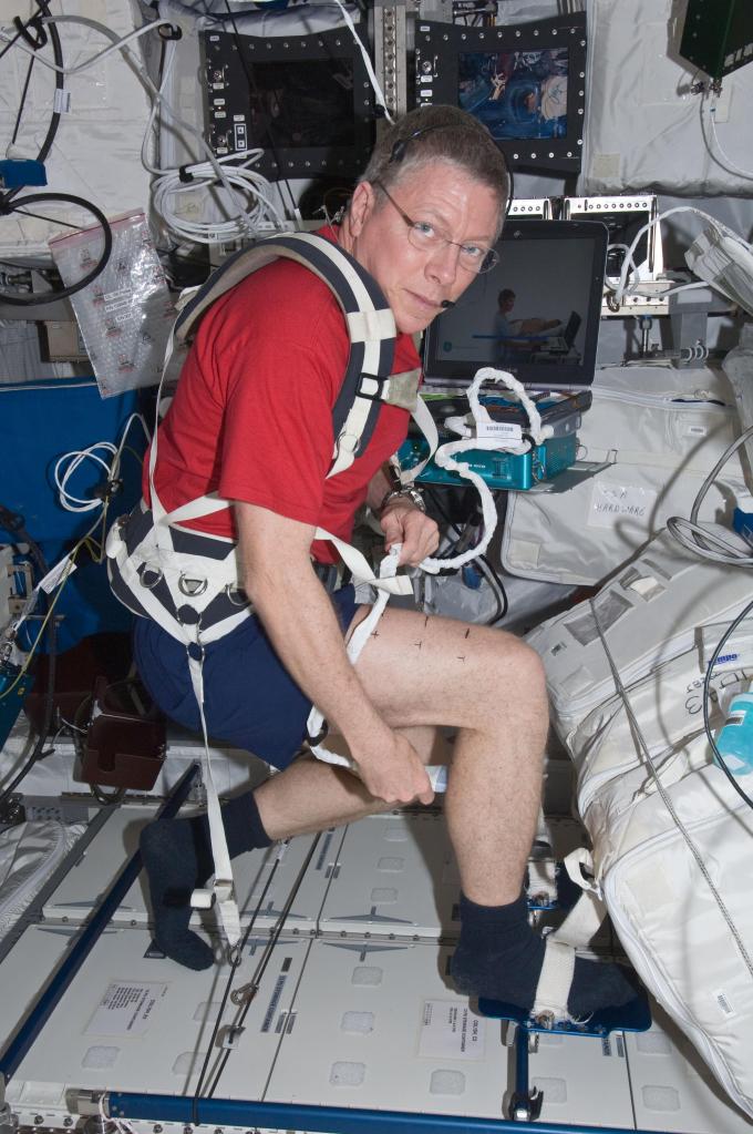 NASA astronaut Mike Fossum, Expedition 29 commander, performs a leg muscle self scan.