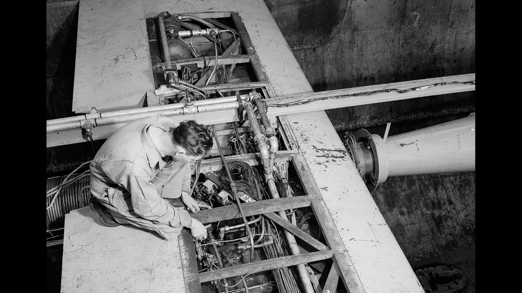 Mechanic with wiring of wingspan crossing test section