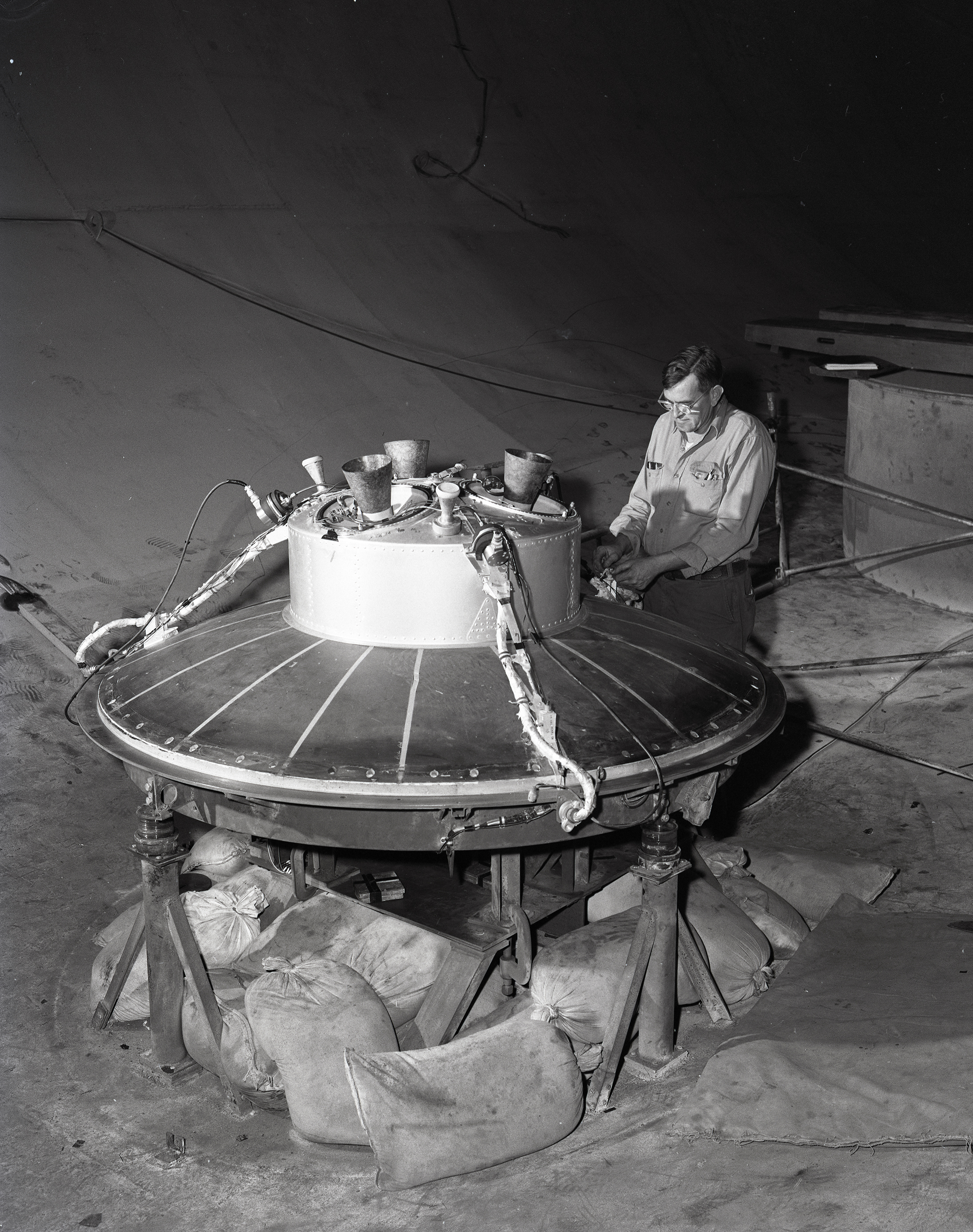 Technician with capsule retropackage.