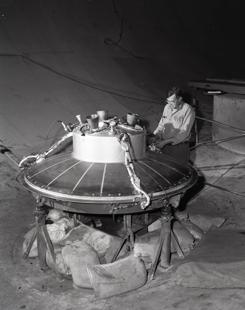 Technician with capsule retropackage.