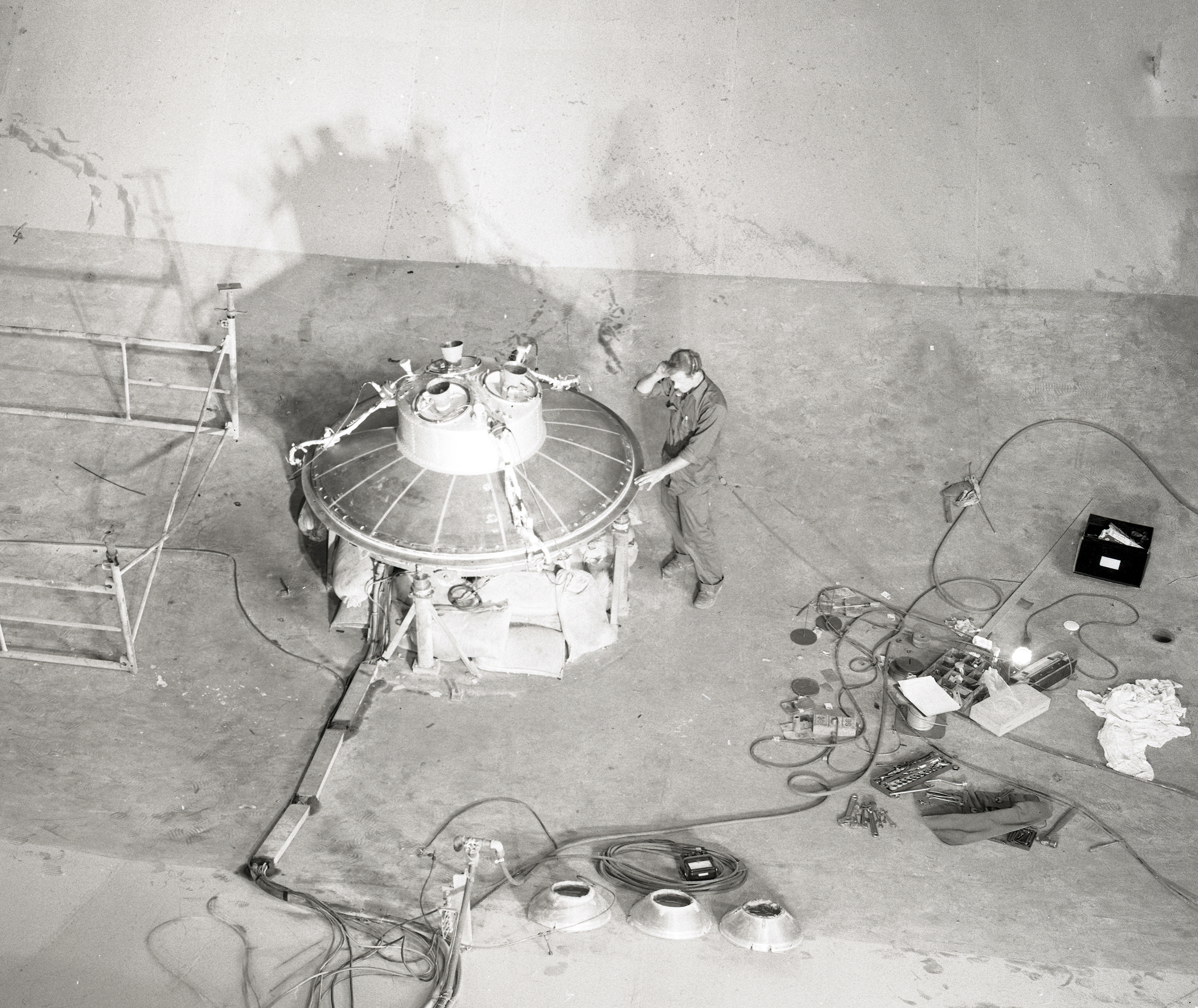 Researcher examines capsule retrorockets in AWT