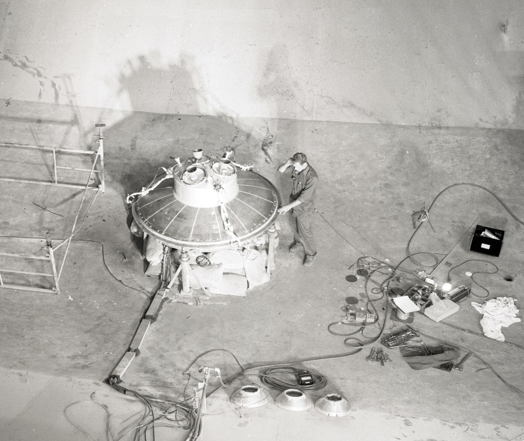 Researcher examines capsule retrorockets in AWT