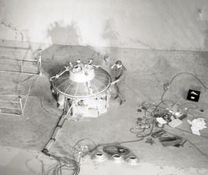 Researcher examines capsule retrorockets in AWT