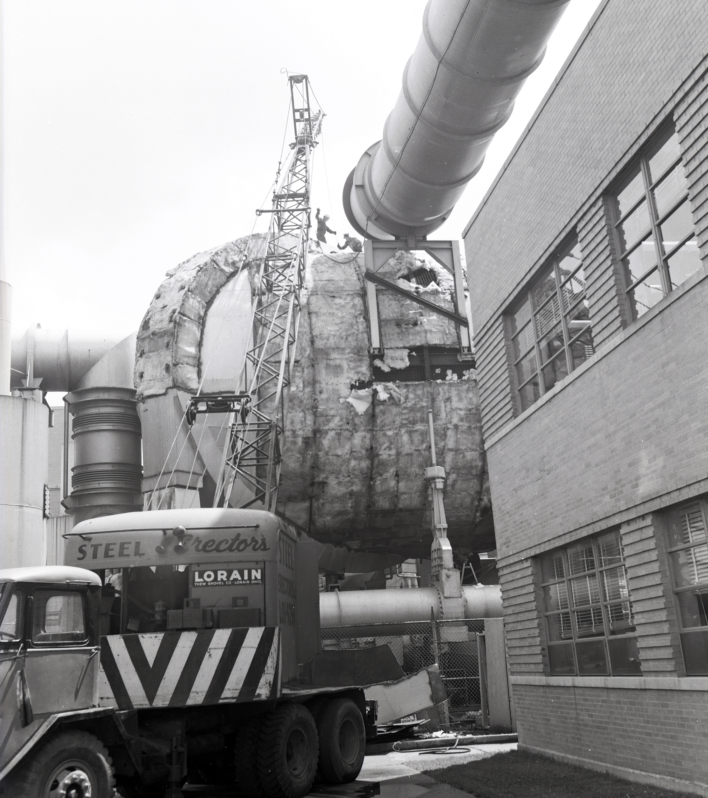 Crane removes tunnel outer shell and insulation