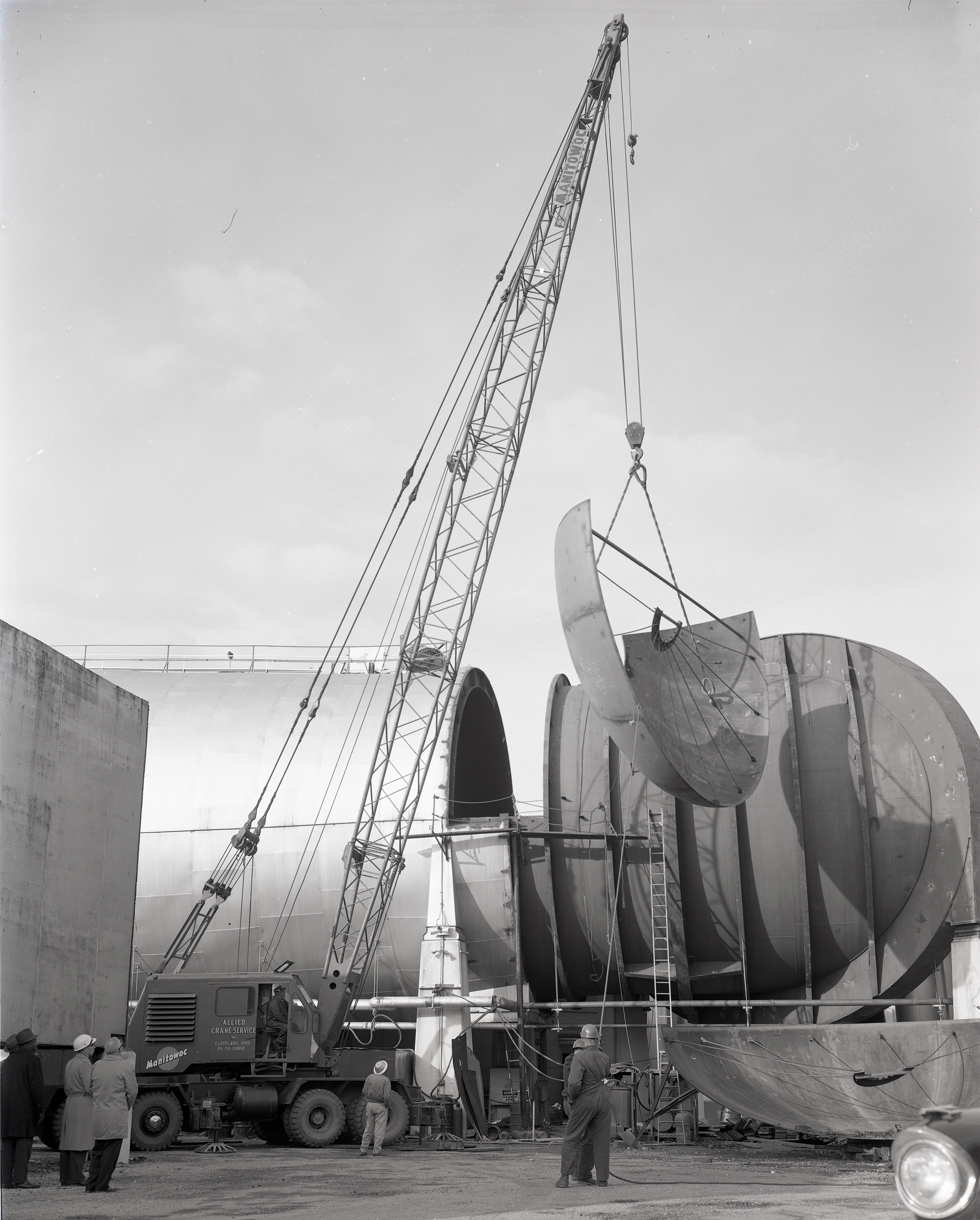 Crane inserts bulkhead into new Space Power Chambers