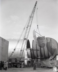 Crane inserts bulkhead into new Space Power Chambers