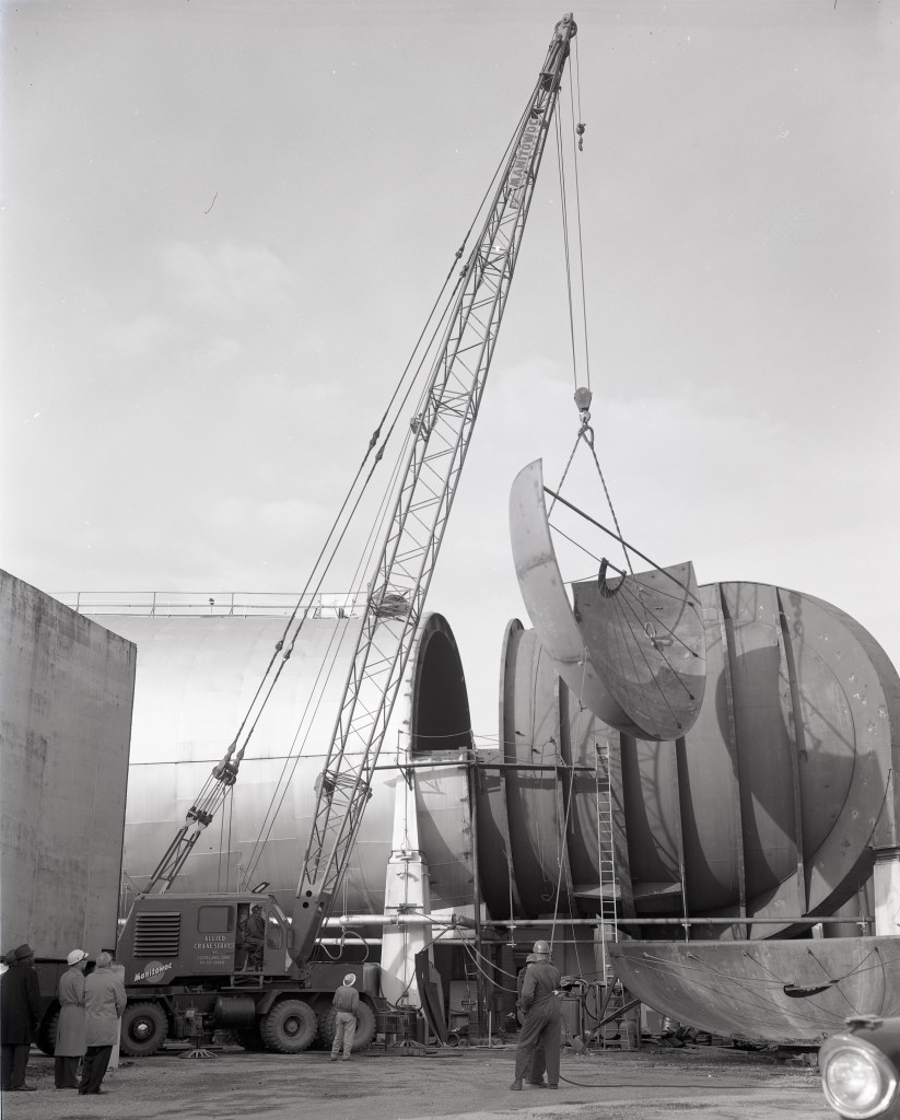 Crane inserts bulkhead into new Space Power Chambers