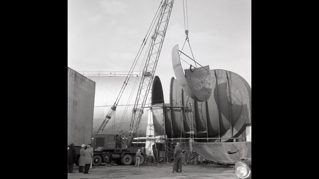 Crane inserts bulkhead into new Space Power Chambers