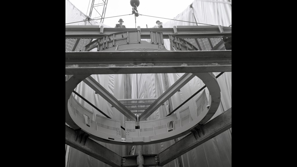 Centaur stand lowered into Space Power Chamber No.1