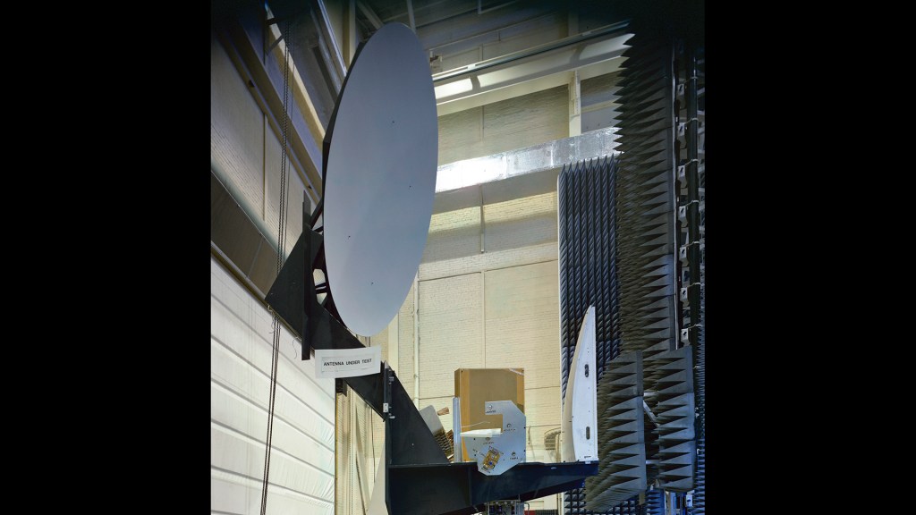 Antenna in high bay