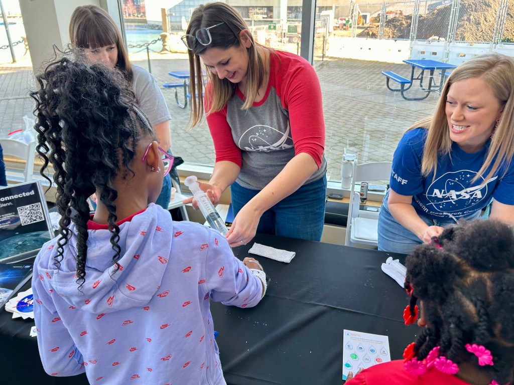 
			NASA Glenn Shows Students Temperature-Cooling Technology			