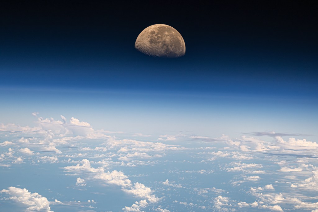 The moon setting over the Pacific. Went to the cupola to shoot Tropical Storm Hone near Hawaii but right after we passed by the storm the moon started to set. 400mm, ISO 500, 1/20000s shutter speed, f2.8, cropped, denoised.