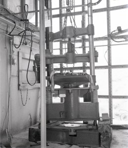 Rig inside test cell.