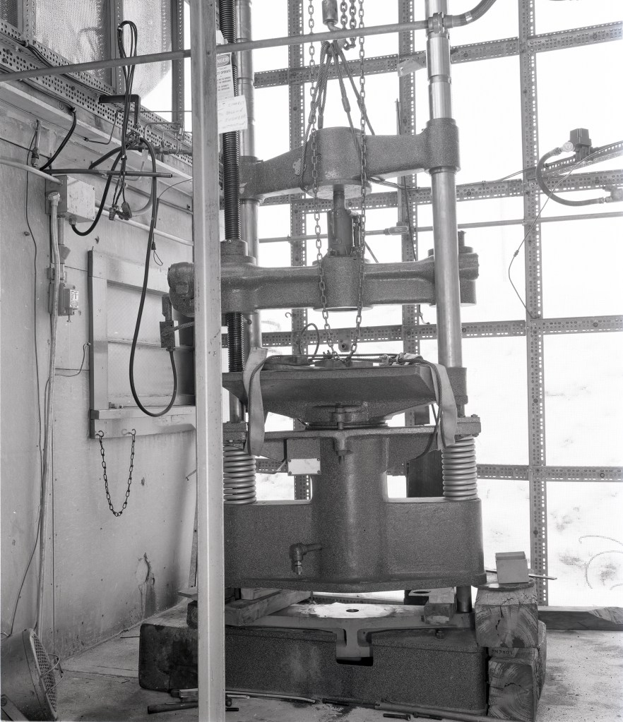 Rig inside test cell.