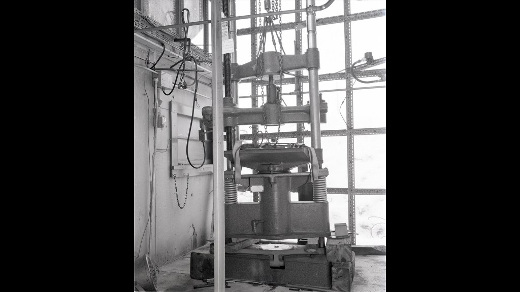Rig inside test cell.