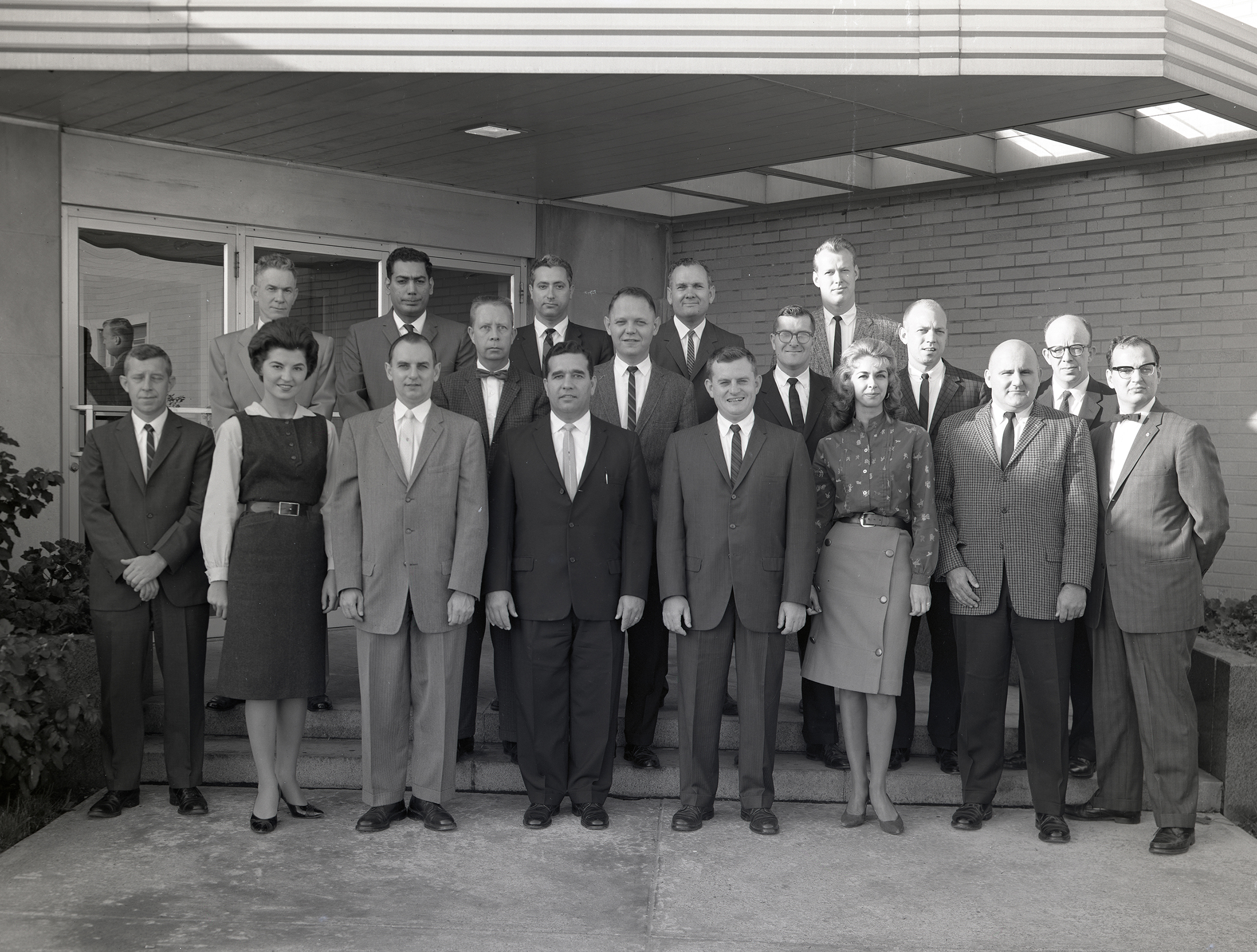 RETF staff members gather in front of the Rocket Operations Building (10/10/1962).