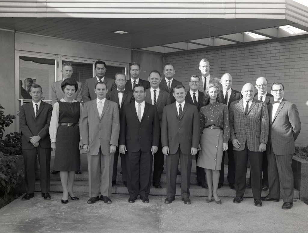 RETF staff members gather in front of the Rocket Operations Building (10/10/1962).