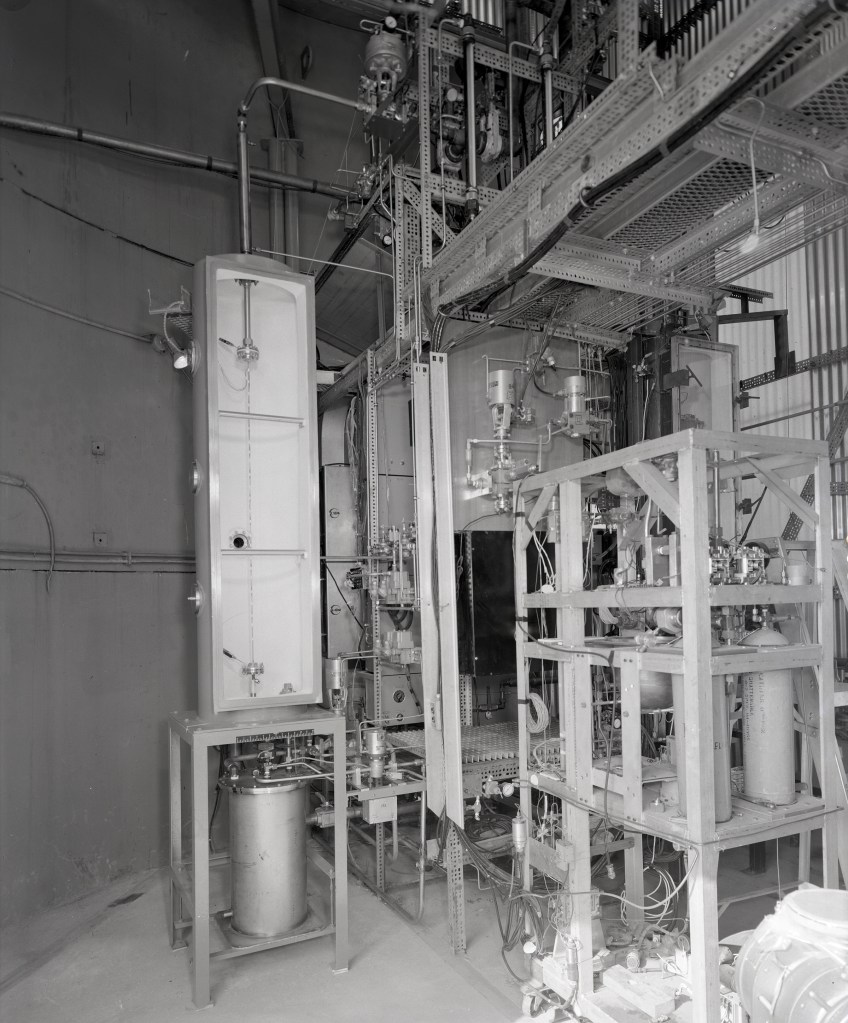 Rig inside test cell.