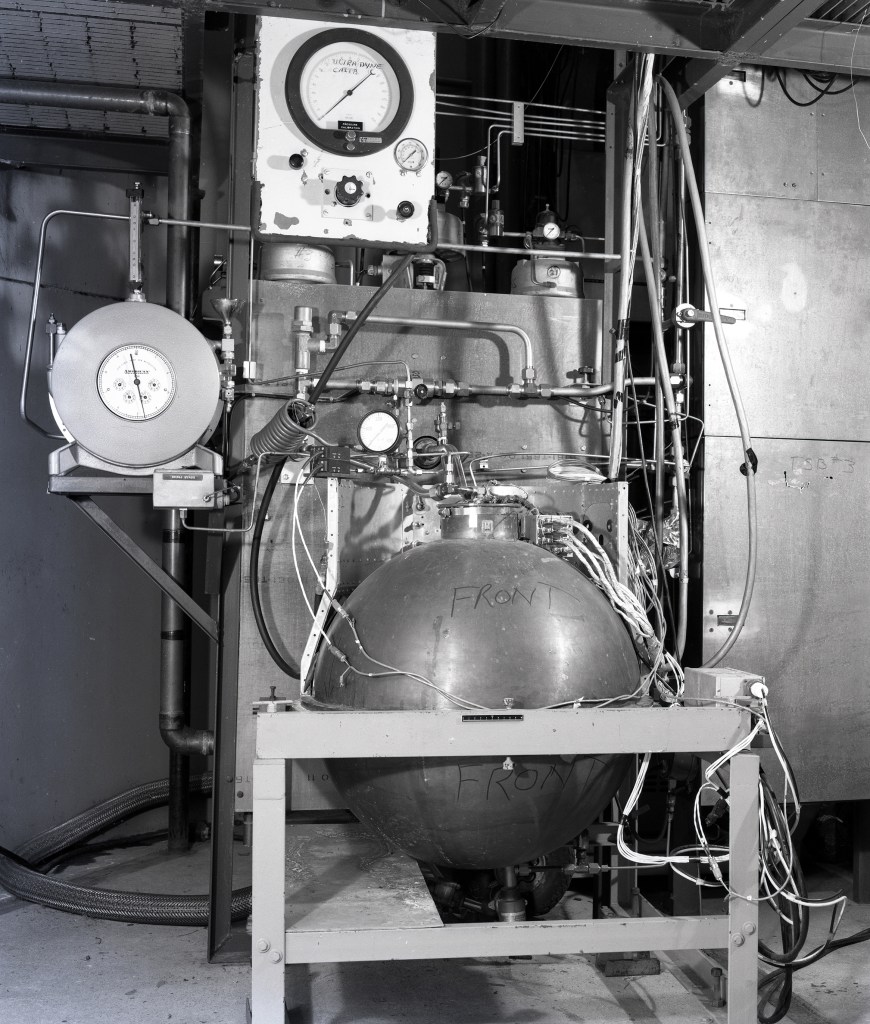 Rig inside test cell.