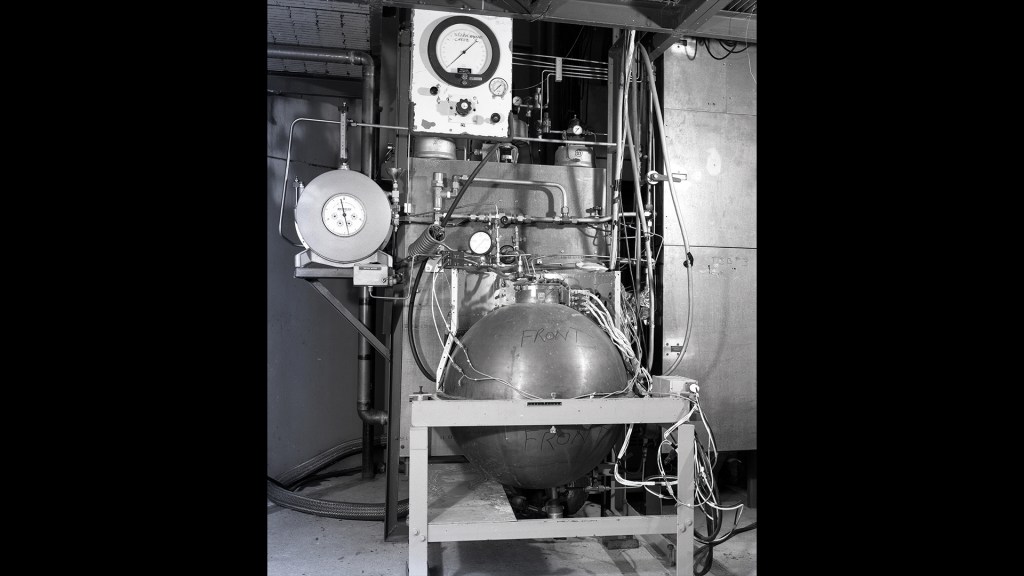 Rig inside test cell.