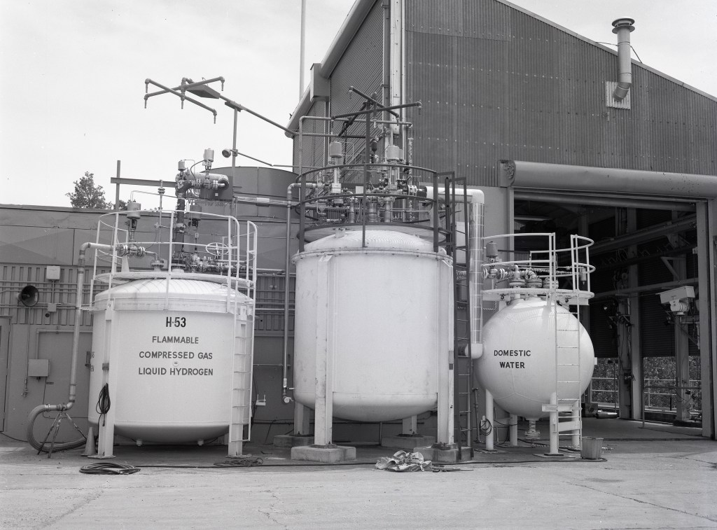Liquid hydrogen storage tanks adjacent to RETF test cell (1978).