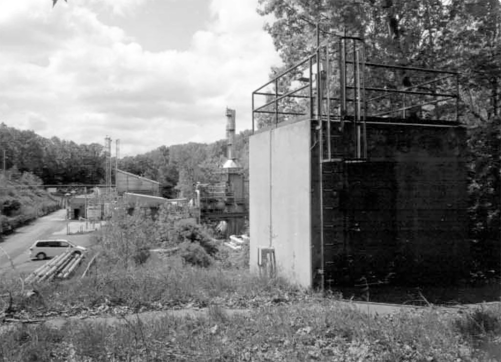 Blockhouse in foreground, RETF in back
