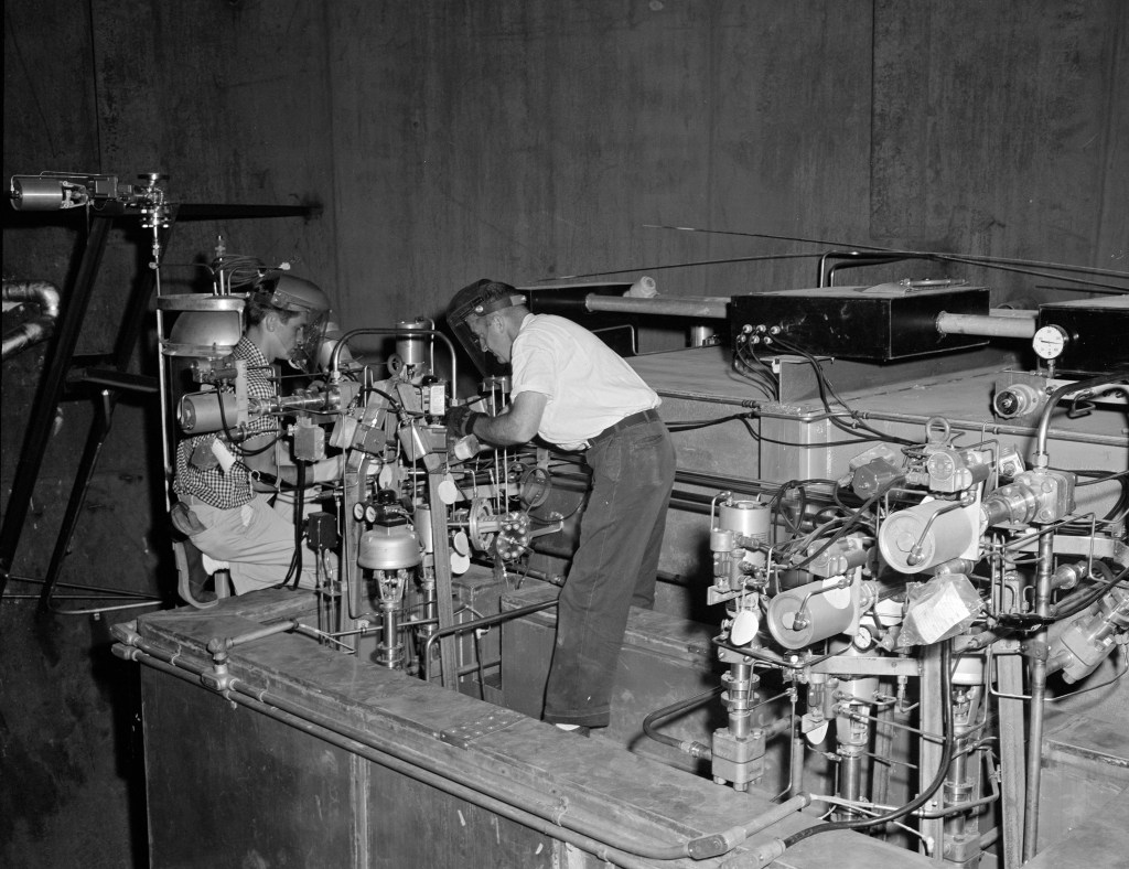 High-pressure flow test setup inside the J-5 chamber