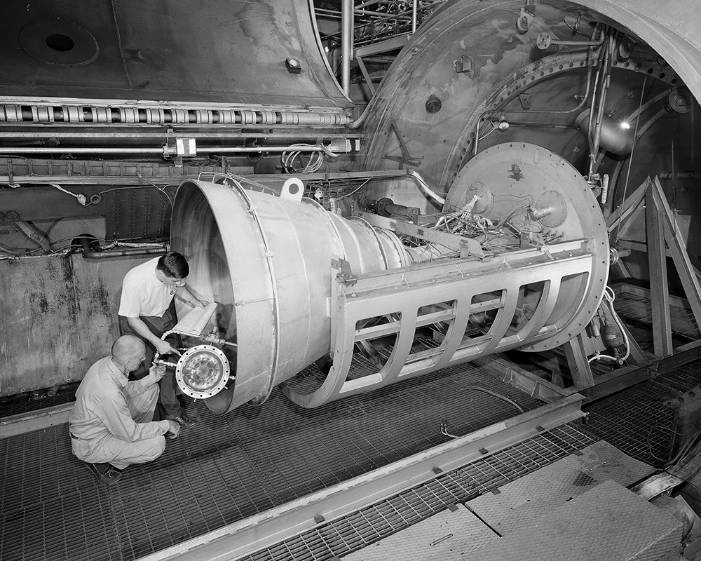 Installation of nozzle in test chamber.
