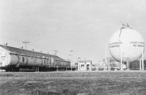 Round hydrogen tank with railcar tanker