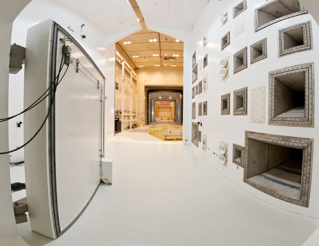 Acoustic vibration test chamber