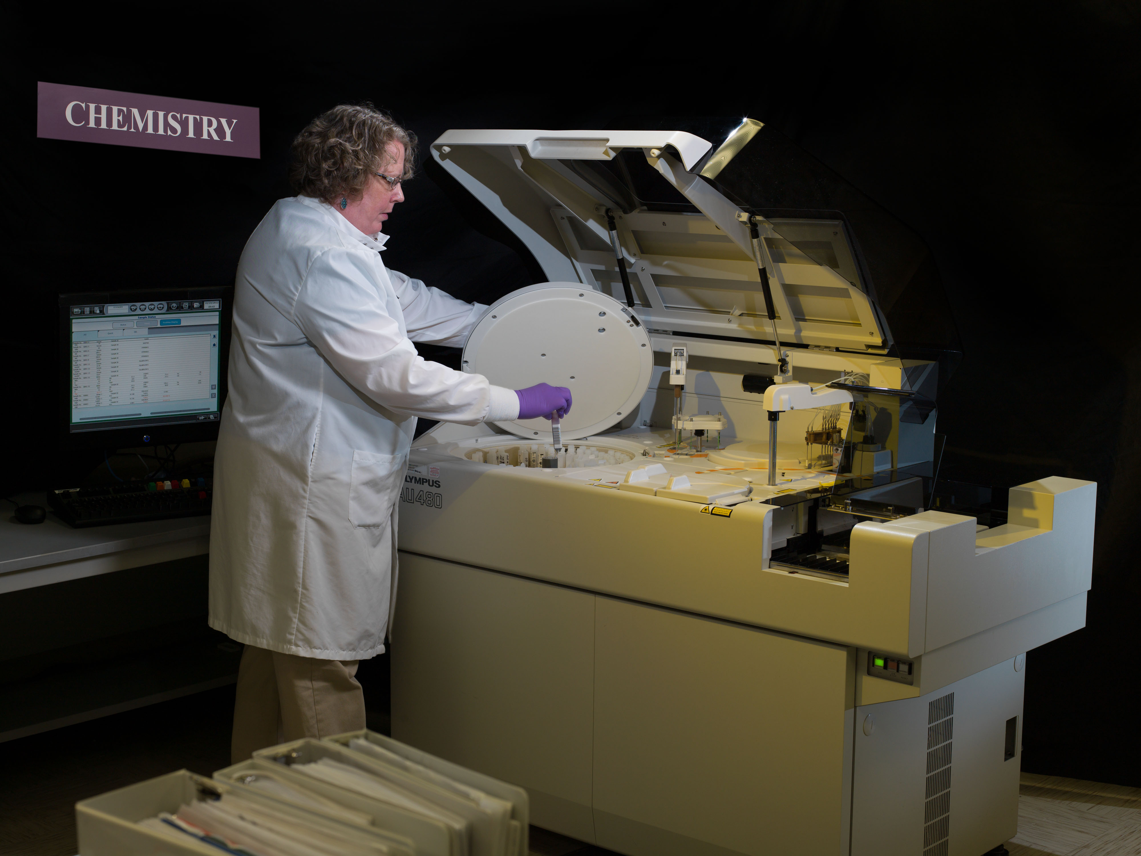Medical Technologist performs a blood chemistry analysis on the Beckman Coulter AU480 Analyzer in the Clinical Lab in Room 1256 in Building 37. October 23, 2012