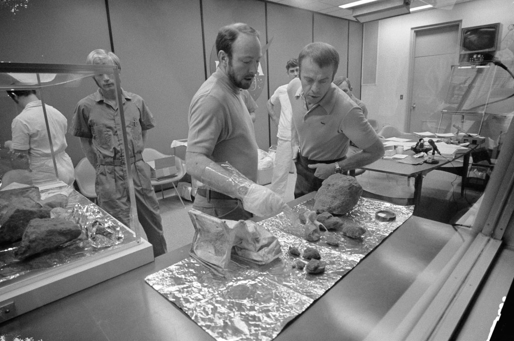 Apollo 14 crewmen show off lunar rocks during meeting with newsmen