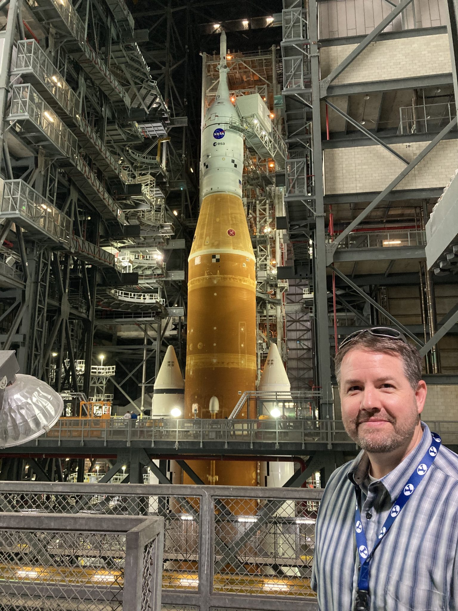 Dave Reynolds, at NASA’s Kennedy Space Center’s Vehicle Assembly Building in front of the SLS rocket that powered the Artemis I mission. Through Artemis, NASA will send astronauts to explore the Moon for scientific discovery, economic benefits, and build the foundation for the first crewed missions to Mars.