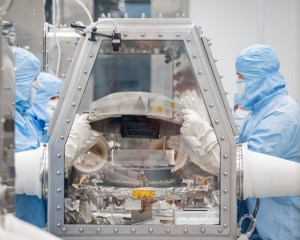 OSIRIS REx Asteroid Sample Return lid opening at Building 31 Astromaterials Curation Facility. Bldg. 31 - OSIRIS REx Thin Section Lab.