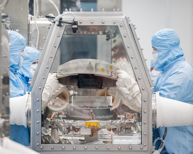 OSIRIS REx Asteroid Sample Return lid opening at Building 31 Astromaterials Curation Facility. Bldg. 31 - OSIRIS REx Thin Section Lab.