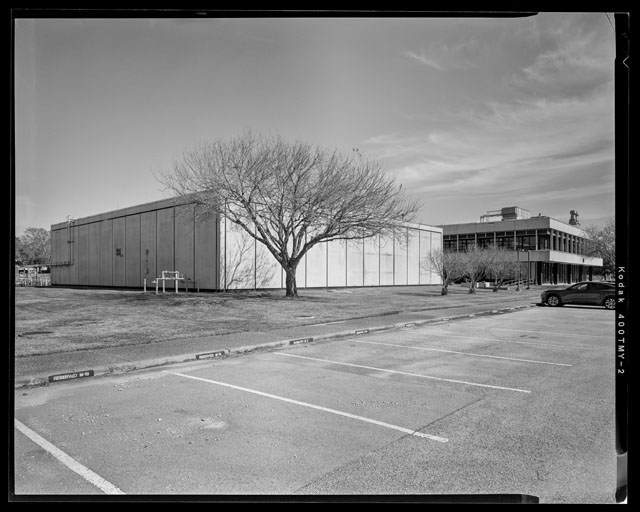 HAER-TX-109-N-03, Southwest facing corner of High Bay and Southwest facing corner of Admin wing