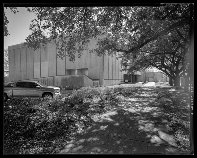 HAER-TX-109-N-10, Northwest facing corner of Building 31 North and North facing view of Admin Breezeway