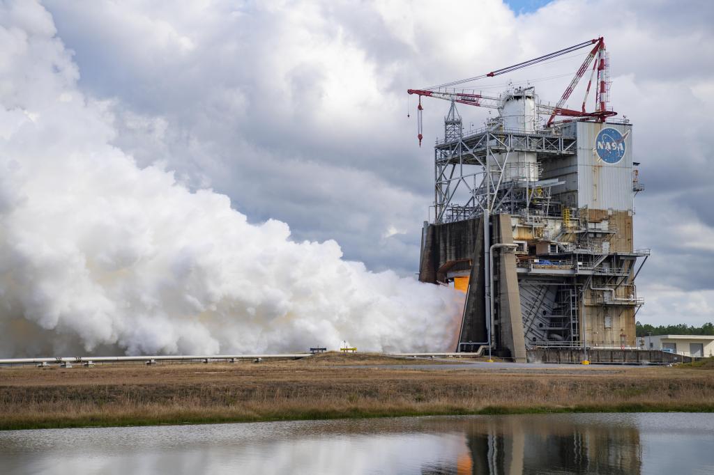 NASA Conducts Hot Fire of RS-25 Engine