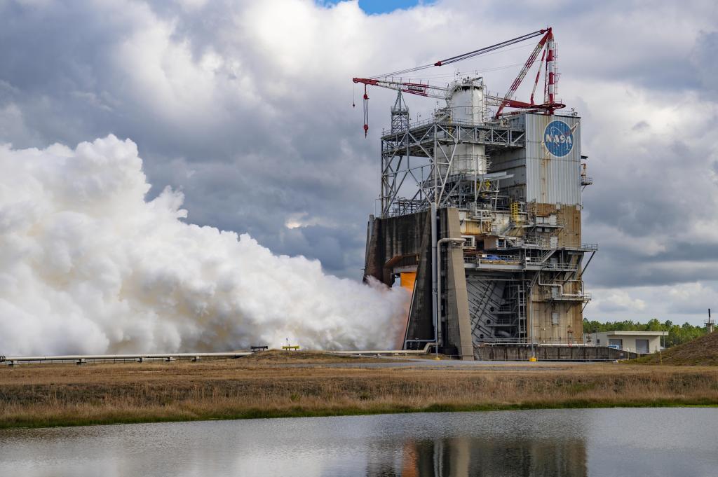a hot fire of RS-25 engine No. 2063 on the Fred Haise Test Stand