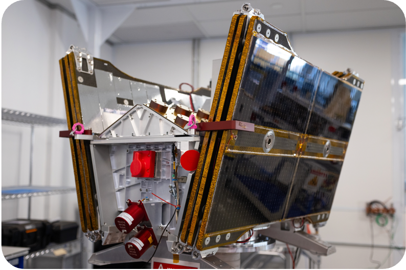 an oblject consisting of two solar panels on either side with a metal hardware in between