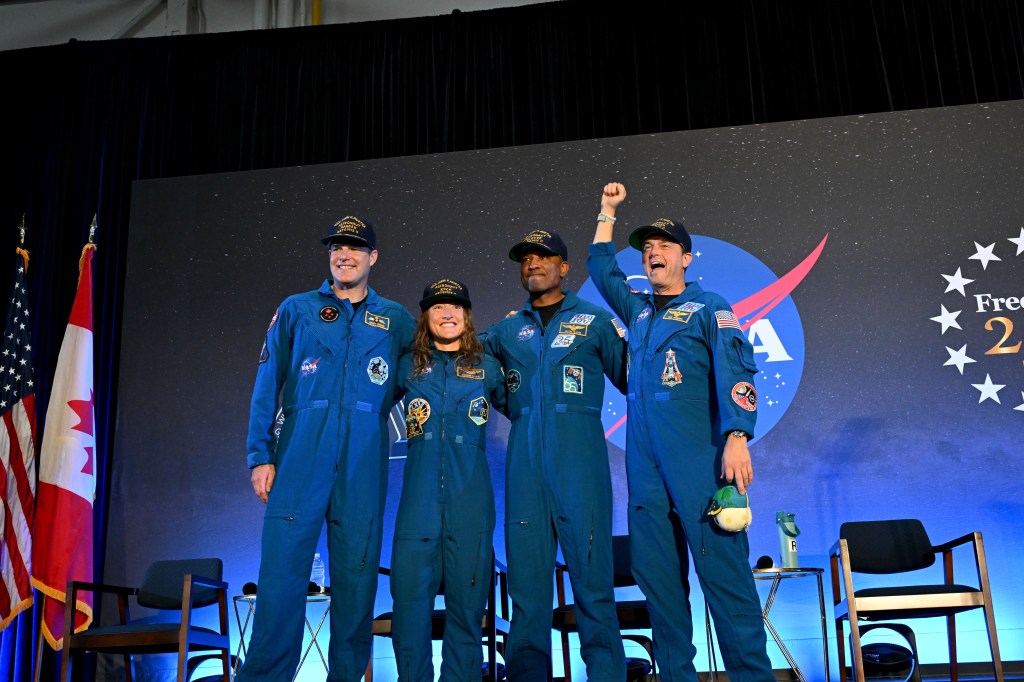 La tripulación de Artemis II de la NASA compartió unas palabras con amigos, familiares y colegas después de aterrizar en el Aeropuerto Ellington en Houston, Texas, el 11 de abril de 2026.