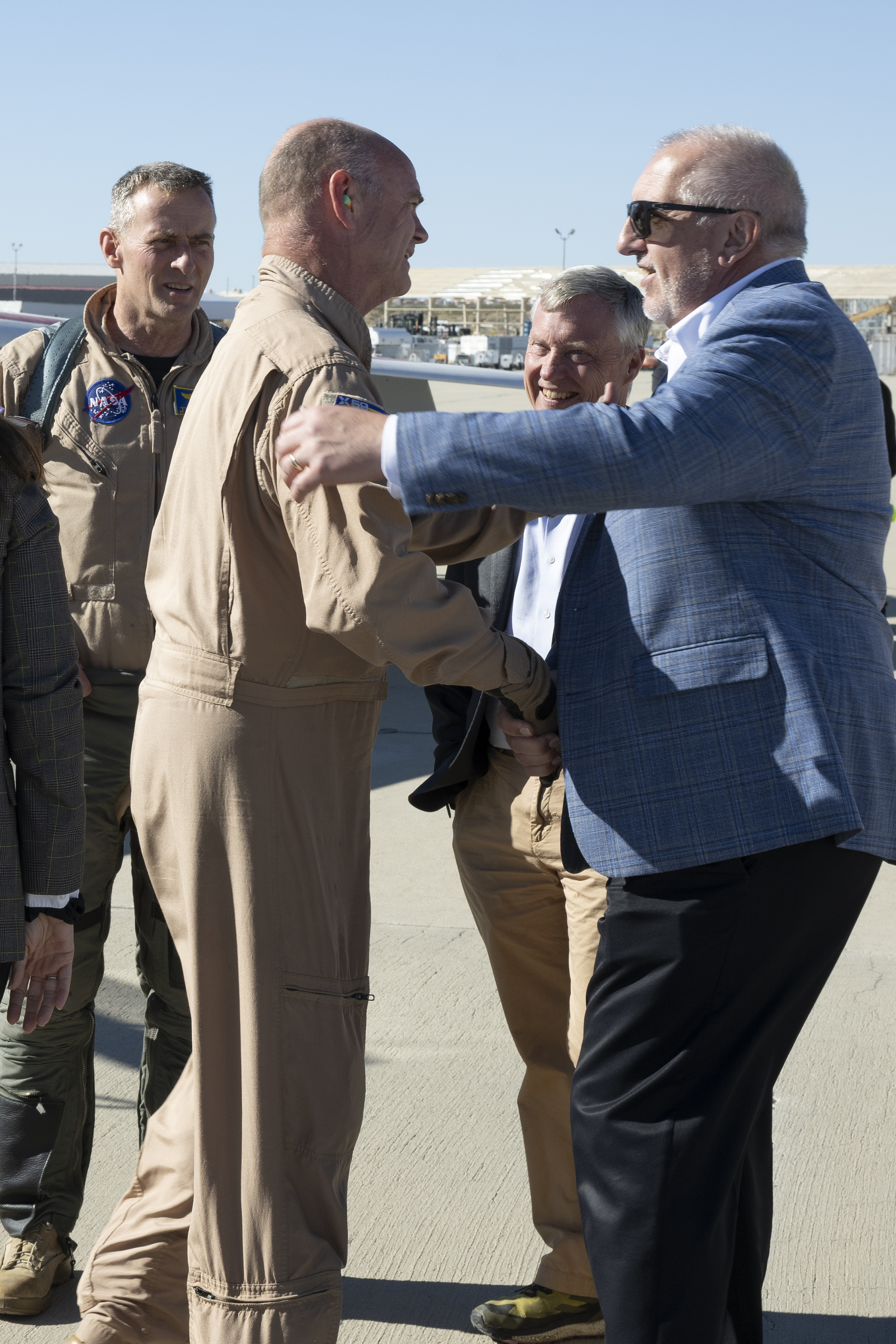 Bob Pearce greeting NASA test pilot Nils Larson with a handshake.
