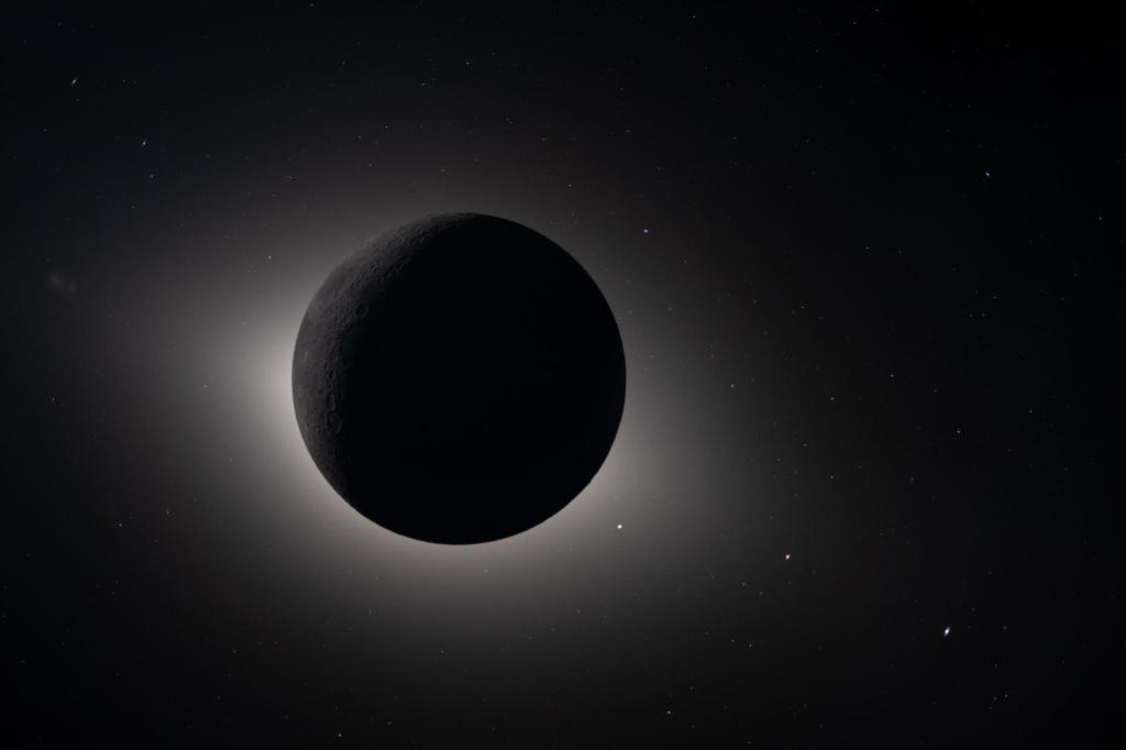 Capturada por la tripulación de Artemis II durante su sobrevuelo lunar el 6 de abril de 2026, esta imagen muestra a la Luna eclipsando totalmente al Sol. La corona forma un halo brillante alrededor del oscuro disco lunar, revelando detalles de la atmósfera exterior del Sol típicamente ocultos por su brillo. También son visibles las estrellas, por lo general demasiado tenues para ser vistas al fotografiar la Luna. El tenue resplandor de la cara visible de la Luna se debe a la luz reflejada por la Tierra.