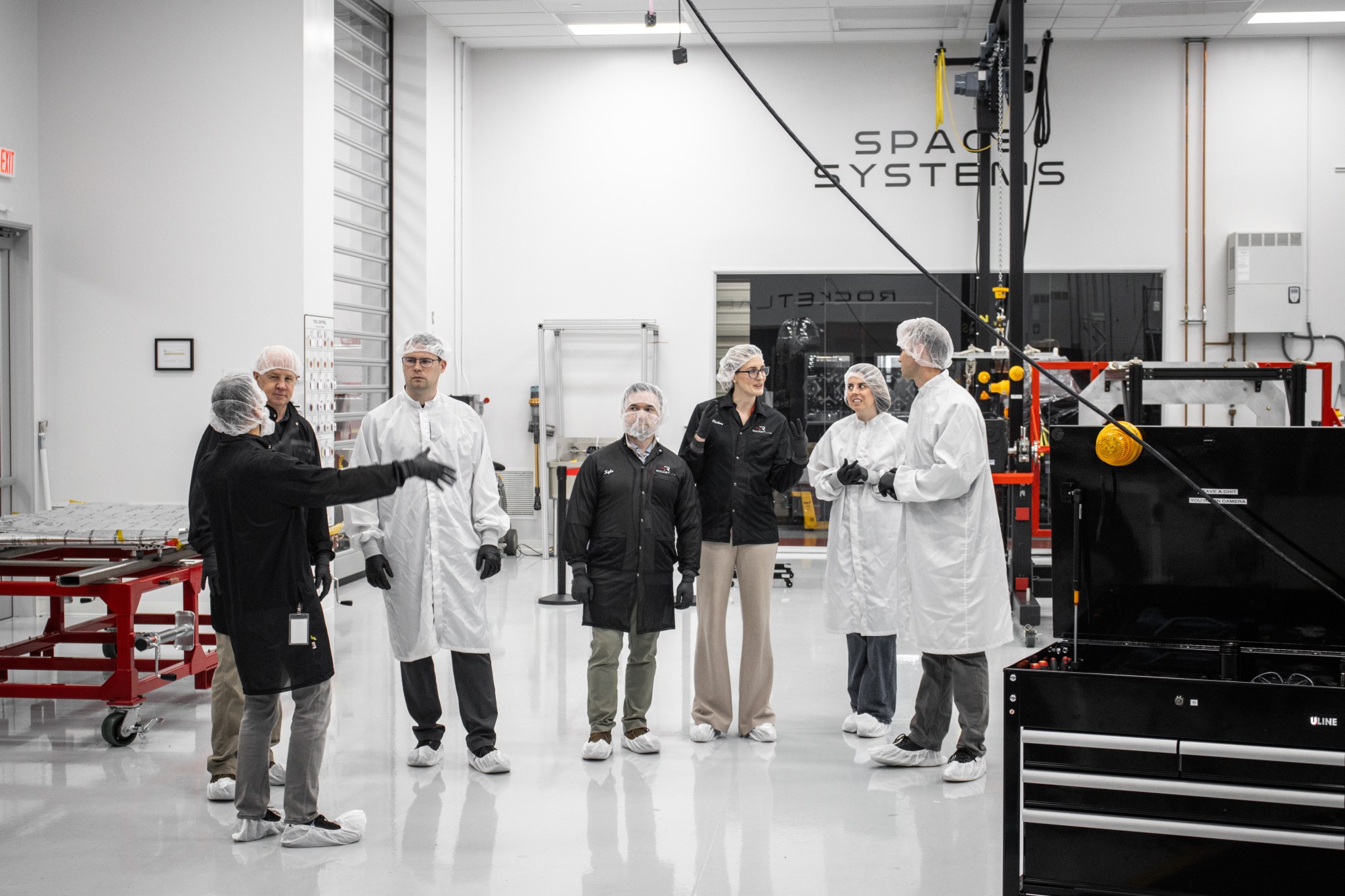 NASA'nın Kriyojenik Sıvı Yönetimi projesinin üyeleri, 12 Şubat 2026'da Kaliforniya'nın Long Beach kentindeki Rocket Lab Uzay Aracı Üretim Kompleksi'ni geziyor. Portföy proje ekibi, LOXSAT yükünü ve titreşim testleri için kurulumunu görme fırsatı buldu. Kredi