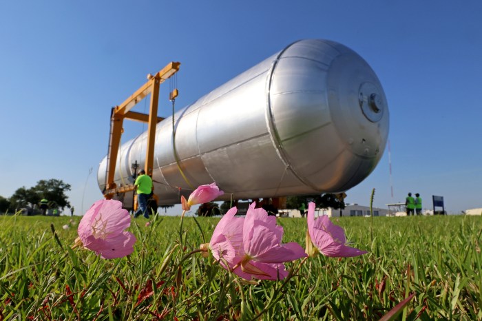 Crews Move Artemis IV Liquid Hydrogen Tank