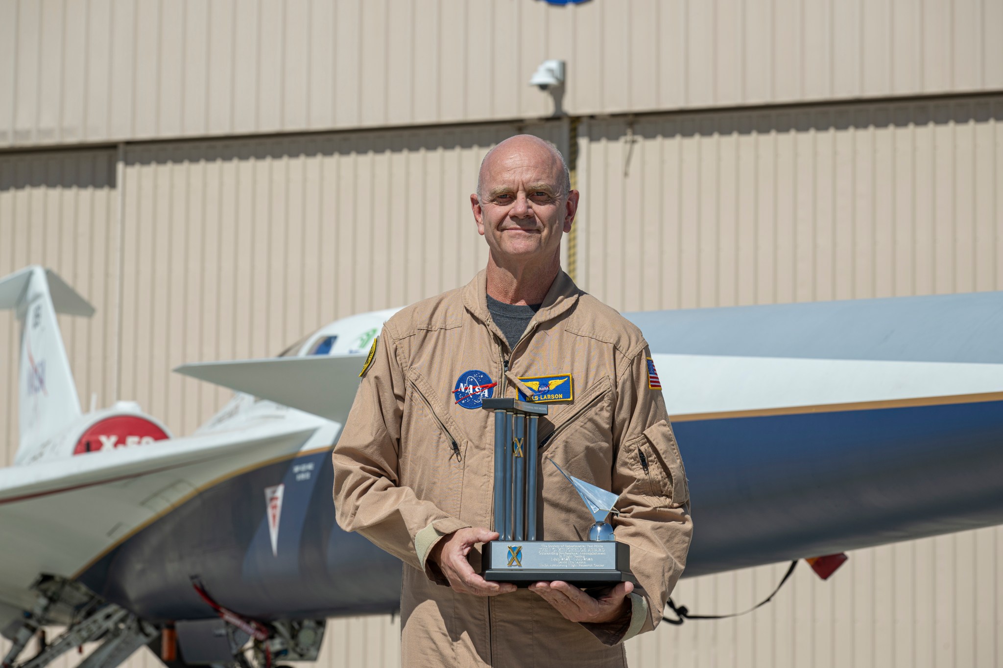 NASA X-59 Pilot Receives Top Test Pilot Award