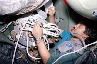 Vinogradov adjusting the Russian designed hermaplate used to seal off the damaged Spektr module.