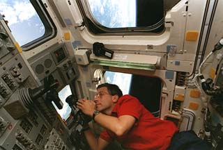 STS-79 mission specialist Jay Apt takes photos of Earth
